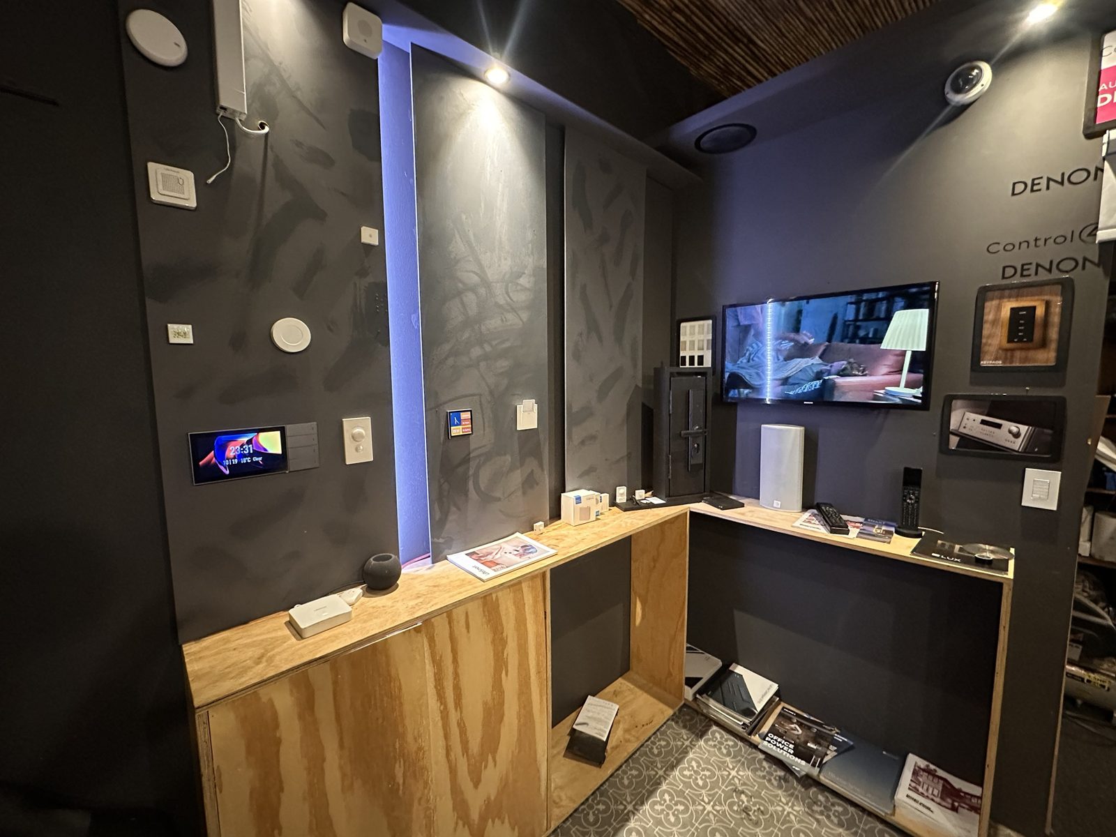 Mini demo room with smart panels, speakers and a TV